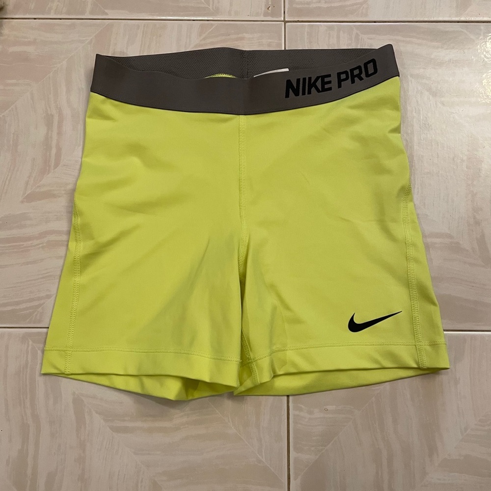 Nike Pro dri-fit waistband compression shorts. Size: Medium. NEW: without tags
